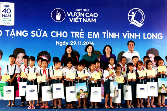 quy sua vuon cao viet nam va vinamilk trao tang gan 130 000 ly sua cho tre em