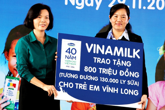 quy sua vuon cao viet nam va vinamilk trao tang gan 130 000 ly sua cho tre em