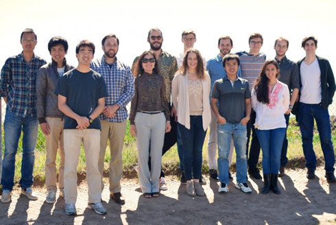 GS.TS Nguyễn Thục Quyên (thứ năm từ trái sang) và nhóm nghiên cứu của bà. 5 nguoi viet vao top 1 phan tram cac nha khoa hoc anh huong nhat the gioi