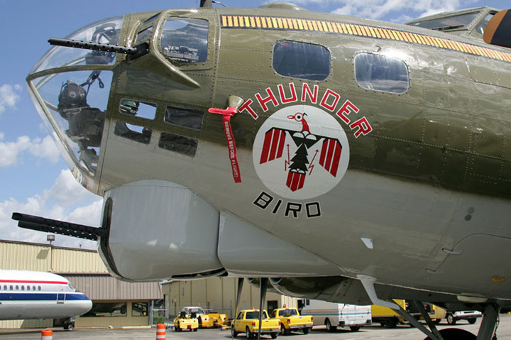 hinh anh phao dai bay b 17g thunderbird 13 sung may giua troi xanh