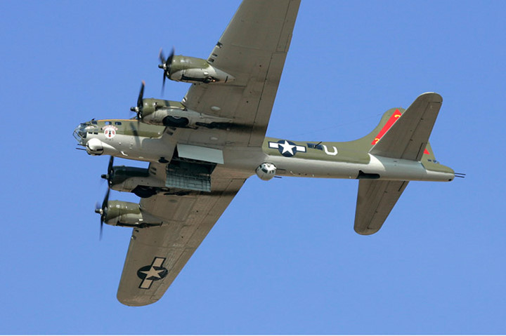 hinh anh phao dai bay b 17g thunderbird 13 sung may giua troi xanh