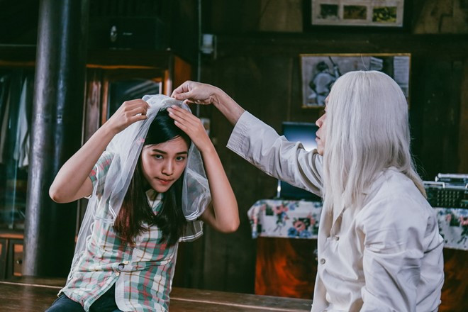 Bộ phim Ba vợ cưới vợ ba do đạo diễn Eric Hải thực hiện quy tụ hai diễn viên hài nổi tiếng là Hoài Linh và Quang Minh, cùng á hậu Hoàng Oanh. Tác phẩm thuộc thể loại hài hước và muốn nhắm đến đối tượng khán giả gia đình trong dịp lễ Noel năm nay. Ảnh: BHD. 6 phim dien anh viet ra mat dip cuoi nam