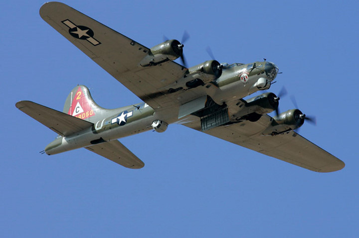 hinh anh phao dai bay b 17g thunderbird 13 sung may giua troi xanh