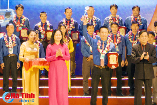 2 thanh nien ha tinh nhan giai thuong luong dinh cua