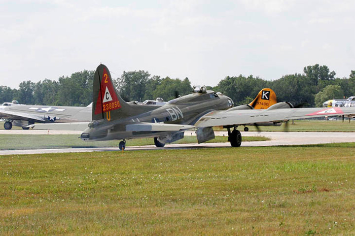 hinh anh phao dai bay b 17g thunderbird 13 sung may giua troi xanh