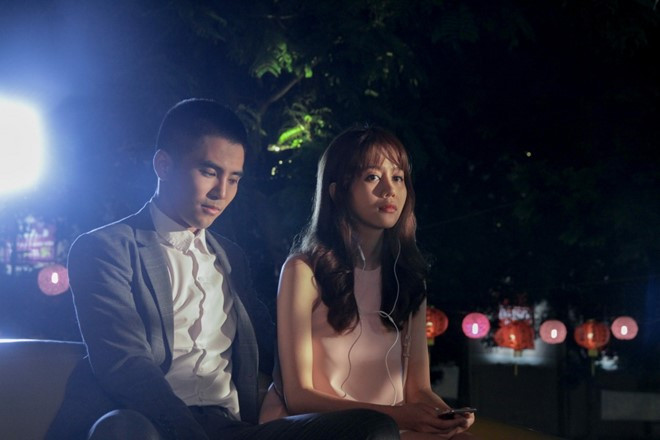 Đạo diễn trẻ Đinh Tuấn Vũ lần đầu một mình thử sức với dòng phim thương mại sau thành công của Cuộc đời của Yến và Taxi, em tên gì? (làm chung với Đức Thịnh). Anh đặt niềm tin ở dàn sao trẻ trung, “hot” trên mạng xã hội bao gồm An Nguy, Trấn Thành, Lilly Nguyễn và Will Nguyễn cho dự án phim Việt khép lại năm 2016. Ảnh: CGV. 6 phim dien anh viet ra mat dip cuoi nam