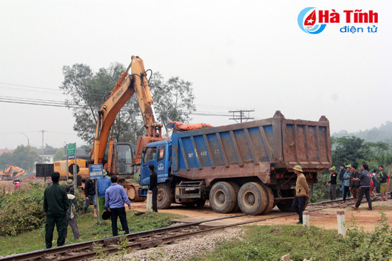 duong sat bac nam ach tac do xe ben gay truc giua duong ray