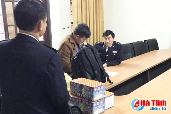 bat doi tuong van chuyen phao trai phep qua bien gioi