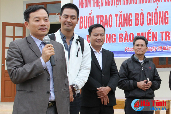 mc phan anh trao bo cho ba con vung lu huong khe