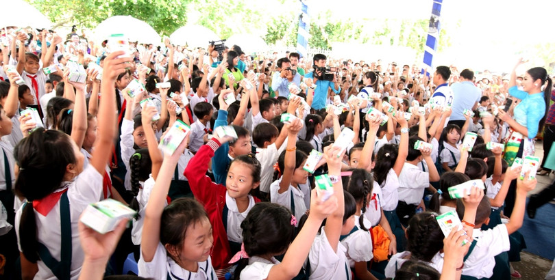 quy sua vuon cao viet nam va vinamilk trao tang gan 130 000 ly sua cho tre em