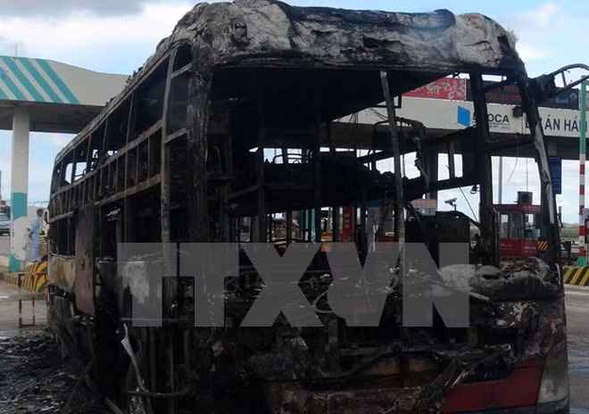 xe giuong nam cho 25 hanh khach bat ngo boc chay tren ql 1