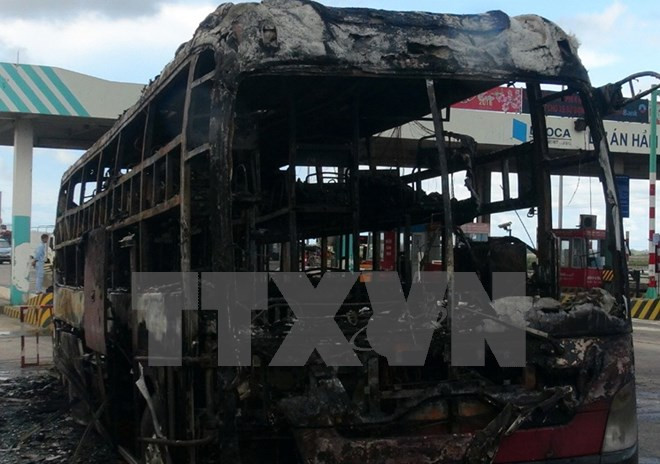 xe giuong nam cho 25 hanh khach bat ngo boc chay tren ql 1