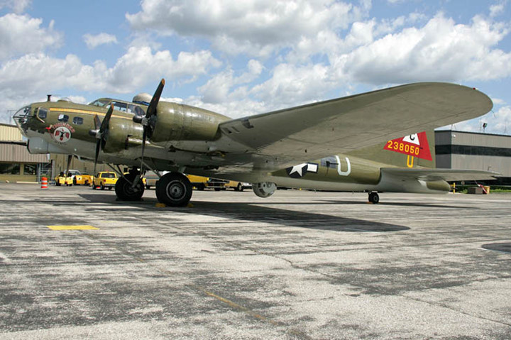 hinh anh phao dai bay b 17g thunderbird 13 sung may giua troi xanh