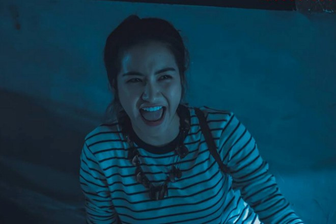 Hình nhân (9/12): Bộ phim kinh dị xoay quanh Thư (Trương Quỳnh Anh), Quân (Mạc Văn Khoa) và Hạnh (Hòa Minzy). Họ là ba người bạn thân học cùng lớp K22 ở trường nhạc viện. Sau khi thầy chủ nhiệm tạm nghỉ việc, thầy Hùng (Dustin Nguyễn) được nhà trường chỉ định làm người thay thế. Trong lần đầu đứng lớp, Hùng ngỡ ngàng nhận thấy Thư trông giống hệt Linh - người yêu cũ từng qua đời trước đó 15 năm của thầy. Điều đó khiến vợ thầy là Hương (Kim Tuyến) vô cùng khó chịu, và nhiều bí mật dần được bóc tách từ đây. Ảnh: Blue Planet. 6 phim dien anh viet ra mat dip cuoi nam