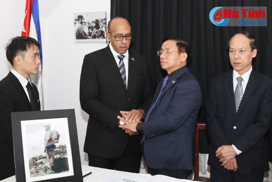 bi thu tinh uy le dinh son vieng lanh tu fidel castro