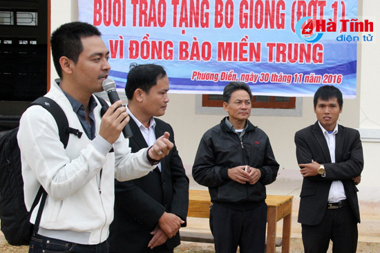mc phan anh trao bo cho ba con vung lu huong khe