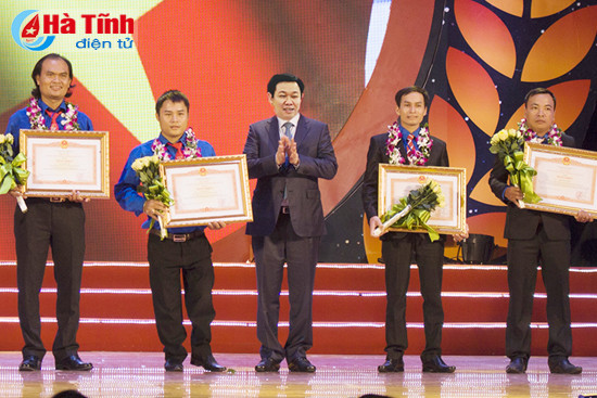 2 thanh nien ha tinh nhan giai thuong luong dinh cua