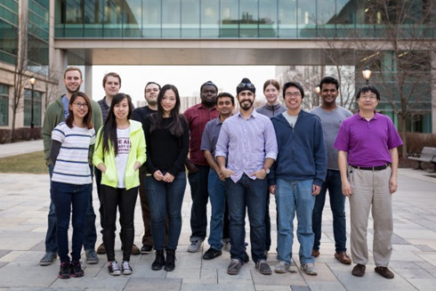 Giáo sư Nguyễn Sơn Bình (ngoài cùng bên phải) và nhóm nghiên cứu của ông. 5 nguoi viet vao top 1 phan tram cac nha khoa hoc anh huong nhat the gioi