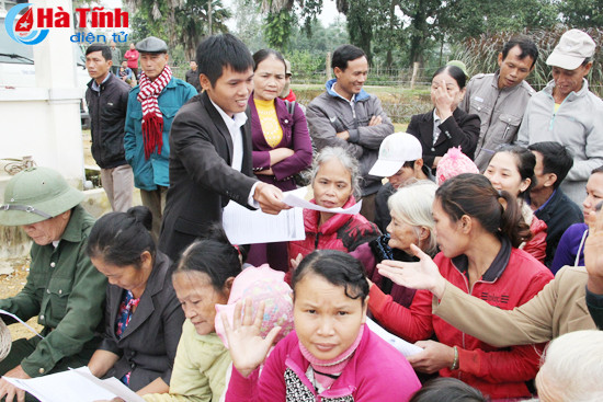 mc phan anh trao bo cho ba con vung lu huong khe
