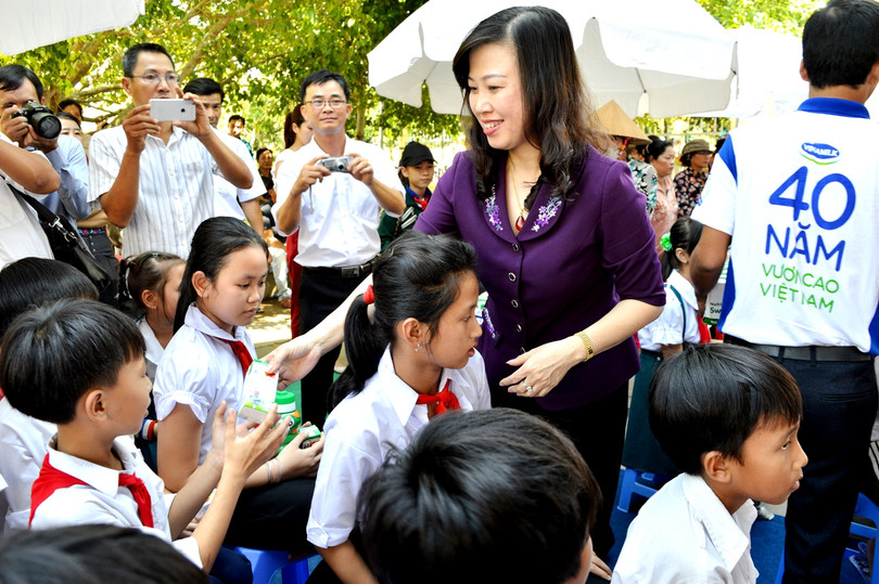 quy sua vuon cao viet nam va vinamilk trao tang gan 130 000 ly sua cho tre em