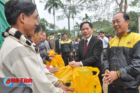 trao hon 2 3 tan giong lua va 11 5 tan phan bon ho tro nong dan