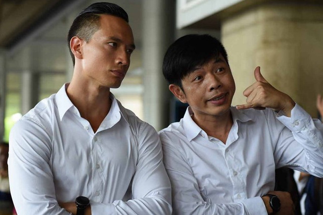 Vệ sĩ Sài Gòn (16/12): “Mr. Hoàn hảo” Trịnh (Kim Lý) và “Mr. Mê gái” Viên (Thái Hòa) là bộ đôi sở hữu ngoại hình lẫn tính cách trái ngược, nhưng thường xuyên được giao nhiệm vụ chung. Nhiều lần thất bại của họ khiến công ty chán nản, đưa ra cho hai người cơ hội cuối: bảo vệ chàng công tử Henry (B Trần) chuẩn bị về nước theo lời yêu cầu của khách hàng Thi (Chi Pu). Song, sự lóng ngóng của Trịnh và Viên khiến Henry bị bắt cóc ngay tại sân bay. Giờ thì họ buộc phải chạy đua với thời gian để tìm ra thân chủ. Ảnh: CJ E&M. 6 phim dien anh viet ra mat dip cuoi nam