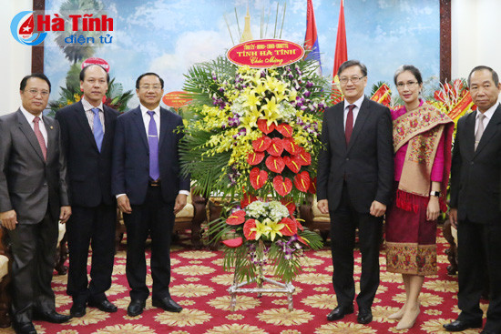 bi thu tinh uy chuc mung quoc khanh chdcnd lao