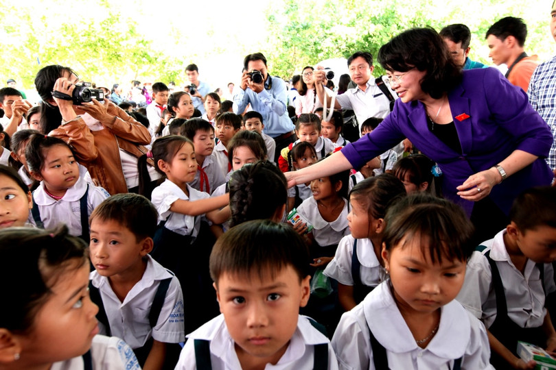 quy sua vuon cao viet nam va vinamilk trao tang gan 130 000 ly sua cho tre em