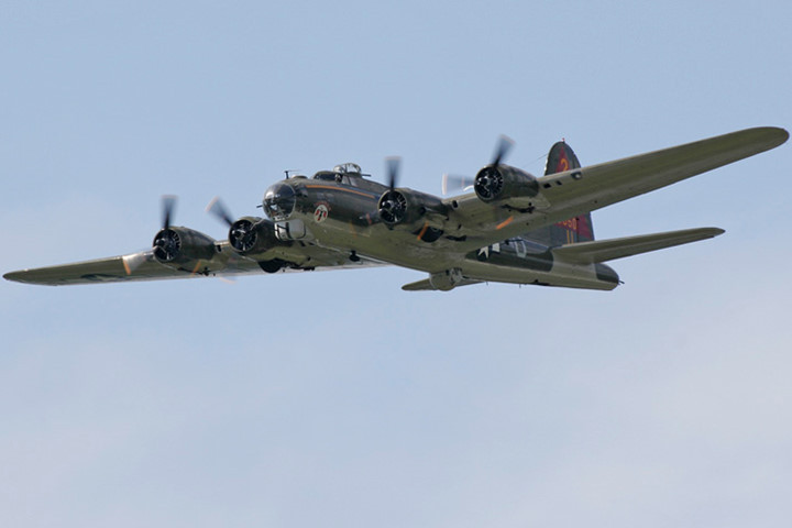 hinh anh phao dai bay b 17g thunderbird 13 sung may giua troi xanh