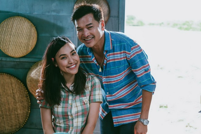 Ba vợ cưới vợ ba (23/12): Đề Nghị Tử (Hoàng Oanh) là một cô gái sống ở quê cùng ông ngoại (Hoài Linh). Lo rằng cháu mình ế chồng, ông ngoại đôn đốc tìm người yêu cho Đề Nghị Tử, mà không hề biết rằng cô gái đang có mối quan hệ với Ba Cối (Quang Minh) - người đàn ông từng trải qua hai đời vợ và có con riêng. Hàng loạt tình huống oái oăm xảy ra khi Ba Cối về ra mắt gia đình của Đề Nghị Tử. Ảnh: BHD. 6 phim dien anh viet ra mat dip cuoi nam