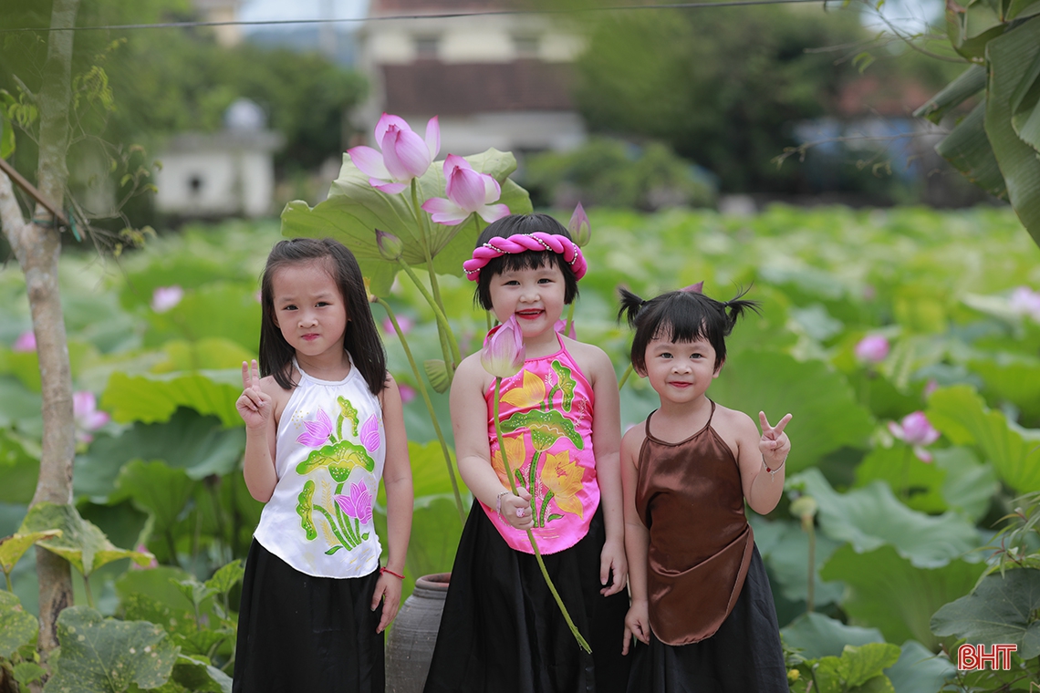 Những khoảnh khắc đáng yêu của em bé Hà Tĩnh bên hoa sen