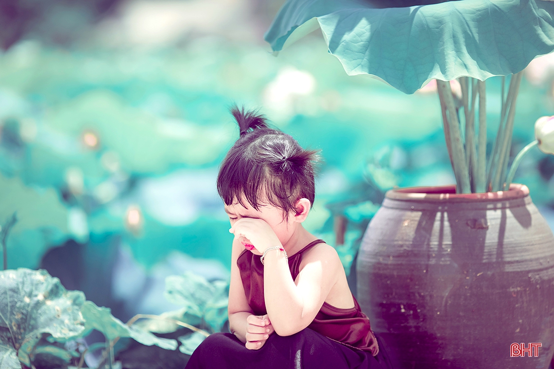 Những khoảnh khắc đáng yêu của em bé Hà Tĩnh bên hoa sen
