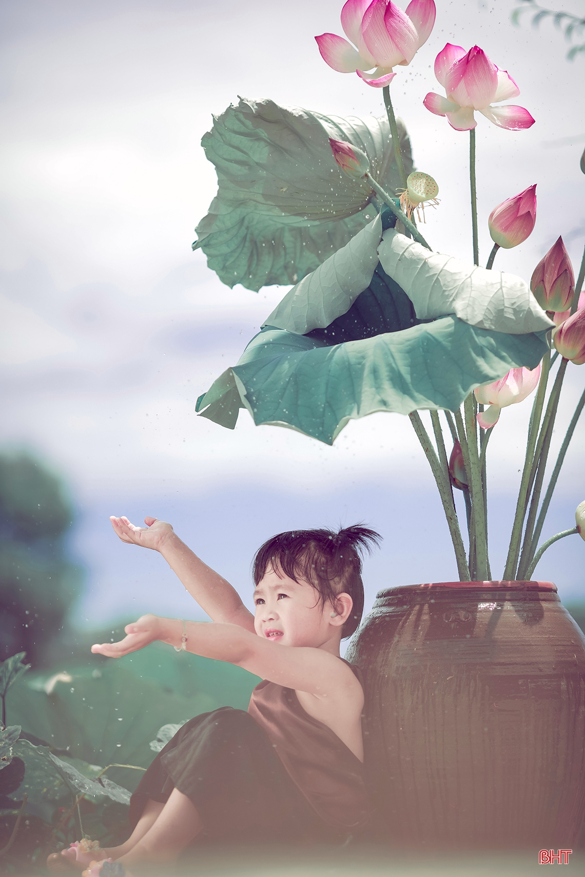 Những khoảnh khắc đáng yêu của em bé Hà Tĩnh bên hoa sen