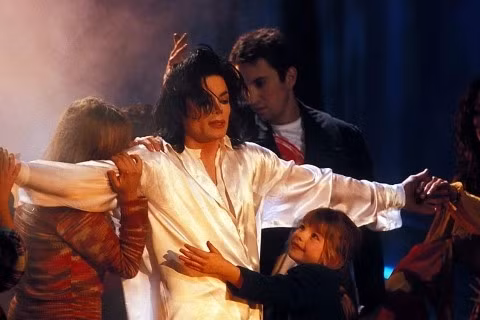 Michael Jackson trình diễn Heal The World cùng trẻ em