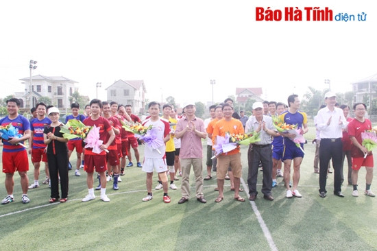 Ban Tổ chức tặng hoa cho các đội bóng tham gia giải