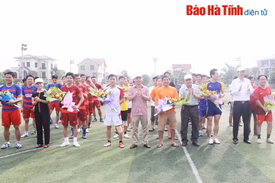 Ban Tổ chức tặng hoa cho các đội bóng tham gia giải