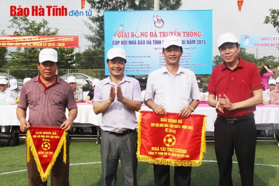 Ban Tổ chức tặng cờ lưu niệm cho nhà tài trợ giải