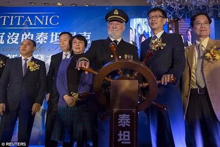 Nam diễn viên Bernard Hill - người từng đóng vai thuyền trưởng tàu Titanic trong bộ phim cùng tên năm 1997 - đã xuất hiện tại lễ khởi công dự án đóng tàu. Tại sự kiện, ông diện trang phục của ngài thuyền trưởng.