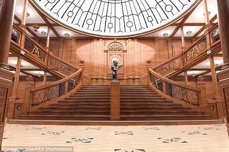 Con tàu sẽ bắt đầu chào đón du khách kể từ tháng 10/2017. Đây là hình ảnh minh họa cho chiếc cầu thang kinh điển trên tàu Titanic. Tất cả những nội thất và ngoại thất được sử dụng trên tàu sẽ hoàn toàn giống hệt như tàu Titanic phiên bản gốc. Trải nghiệm của du khách sẽ càng thêm đầy đủ khi họ được trải qua khoảnh khắc con tàu đâm vào tảng băng trôi. Những rung lắc sẽ được tạo nên thông qua sự mô phỏng của những thiết bị công nghệ, đi kèm với đó là những hiệu ứng âm thanh, ánh sáng.