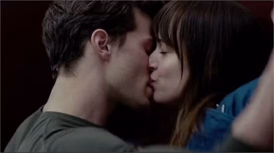 Một cảnh trong phim Fifty Shades of Grey chuyển thể từ tiểu thuyết