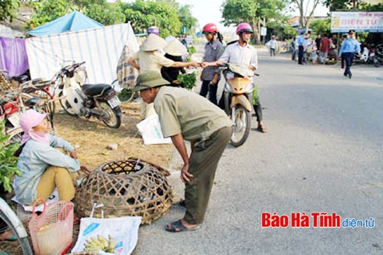 Chợ “cóc” lấn đường ảnh 1