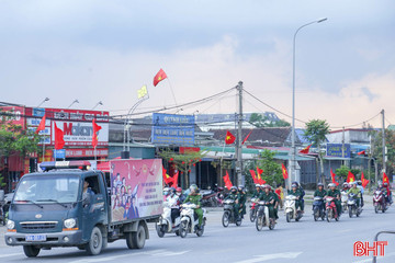 Lan tỏa khí thế bầu cử qua những chuyến xe tuyên truyền lưu động