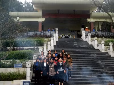 Ban nữ công Báo Hà Tĩnh dưới chân mộ bà Hoàng Thị Loan Ban nữ công Báo Hà Tĩnh dưới chân mộ bà Hoàng Thị Loan