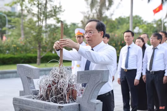 Đoàn lãnh đạo Hà Tĩnh dâng hương các địa chỉ đỏ nhân kỷ niệm Ngày Thương binh - Liệt sĩ