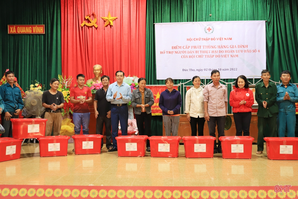 Trung ương Hội Chữ thập đỏ Việt Nam trao quà cứu trợ Nhân dân bị ngập lụt tại Hà Tĩnh
