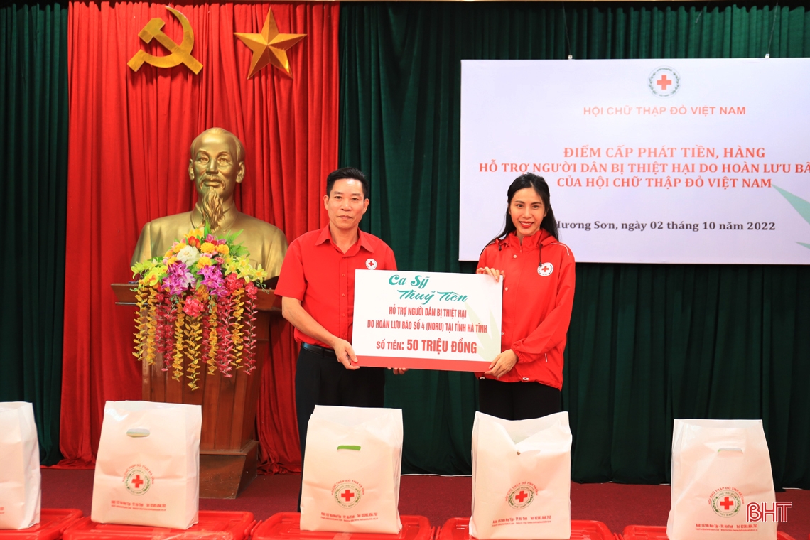Trung ương Hội Chữ thập đỏ Việt Nam trao quà cứu trợ Nhân dân bị ngập lụt tại Hà Tĩnh