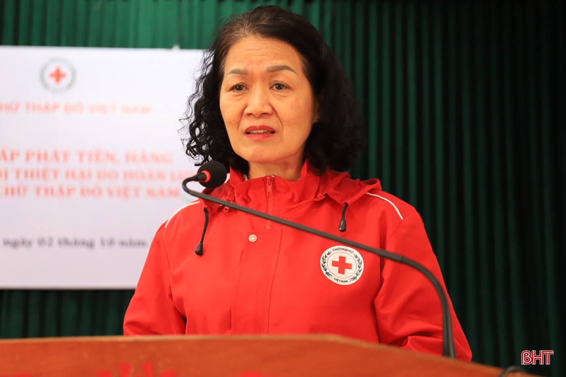 Trung ương Hội Chữ thập đỏ Việt Nam trao quà cứu trợ Nhân dân bị ngập lụt tại Hà Tĩnh
