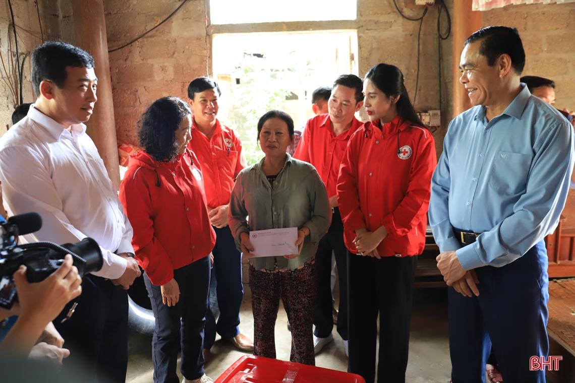 Trung ương Hội Chữ thập đỏ Việt Nam trao quà cứu trợ Nhân dân bị ngập lụt tại Hà Tĩnh