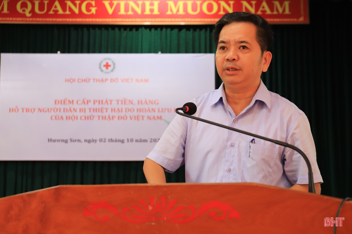 Trung ương Hội Chữ thập đỏ Việt Nam trao quà cứu trợ Nhân dân bị ngập lụt tại Hà Tĩnh