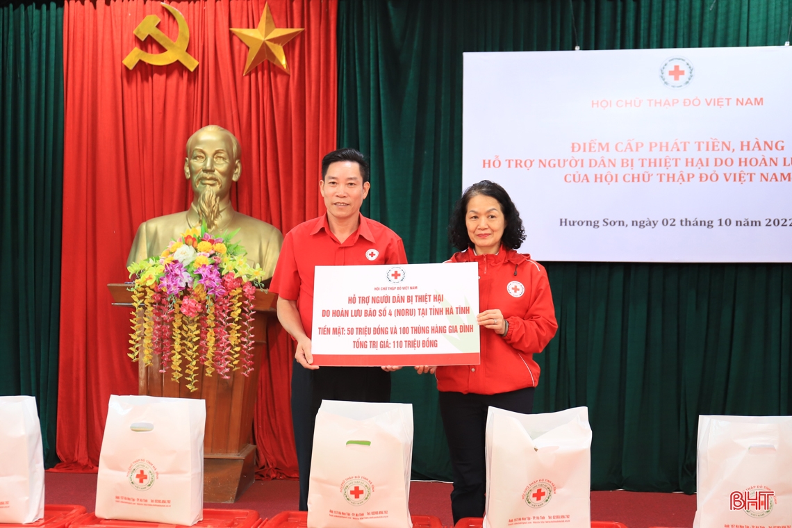 Trung ương Hội Chữ thập đỏ Việt Nam trao quà cứu trợ Nhân dân bị ngập lụt tại Hà Tĩnh